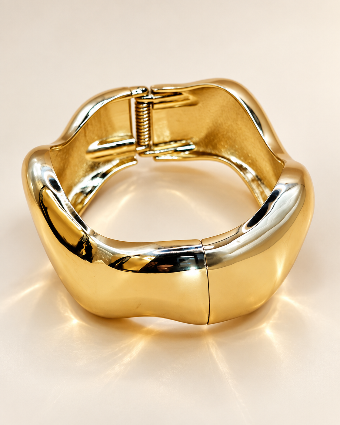 Bracelet Manchette Zigzag Doré — Bracelet manchette zigzag doré — volume et structure