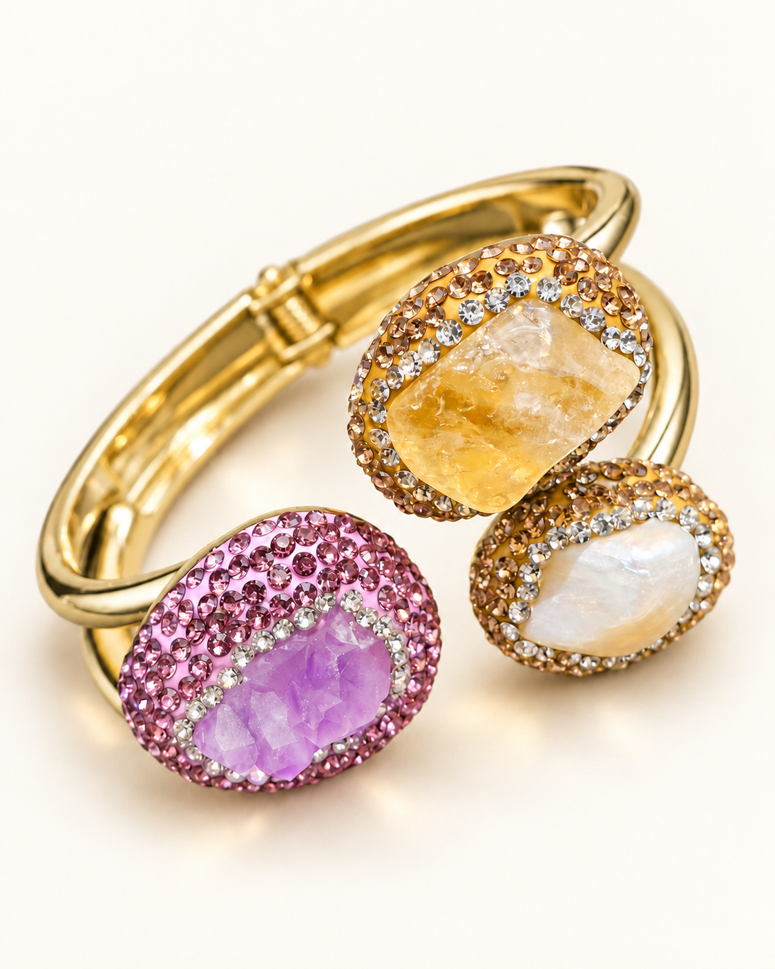 Parure Pierre Lilas, Nacre & Éclat Miel — Bracelet — détail des trois éléments minéraux et du sertissage