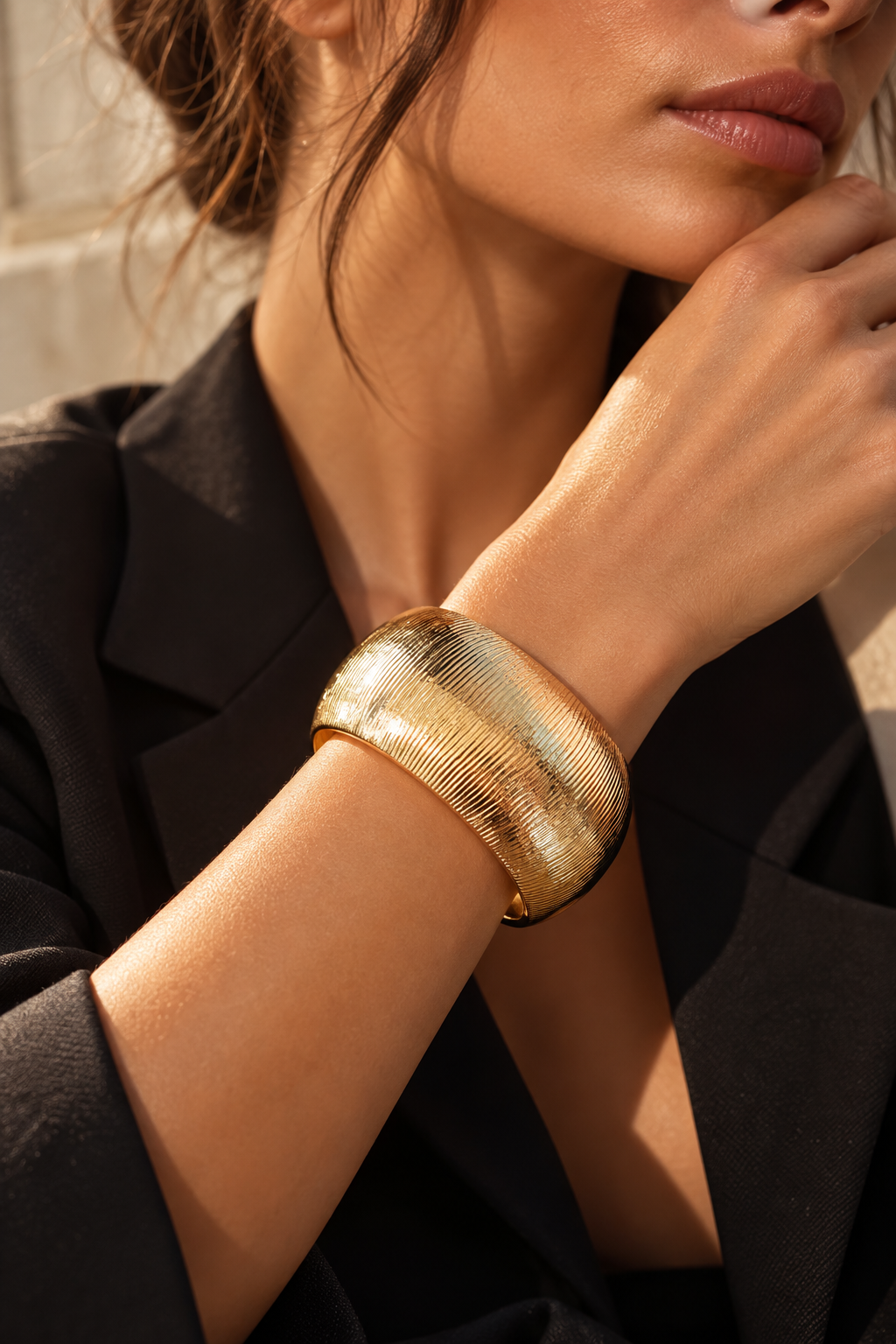 Bracelet Manchette Éclat — Doré — Bracelet manchette Éclat — porté au poignet