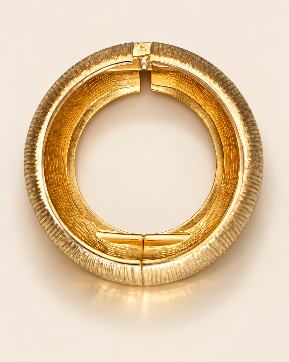 Bracelet Manchette Éclat — Doré — Bracelet manchette Éclat — vue de dessus de l’ouverture