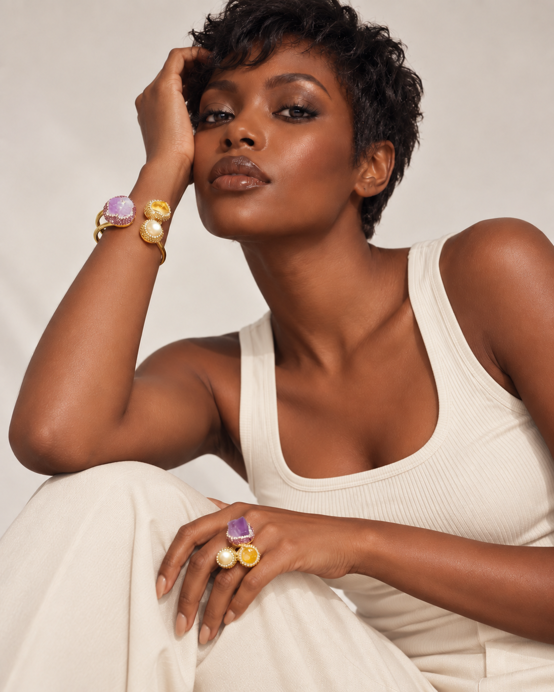 Parure Pierre Lilas, Nacre & Éclat Miel — Parure portée — bracelet rigide et bague assortie