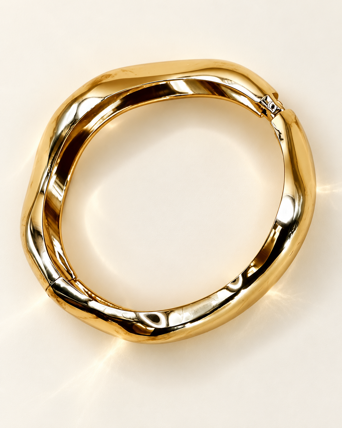 Bracelet Manchette Zigzag Doré — Bracelet manchette zigzag doré — vue de dessus