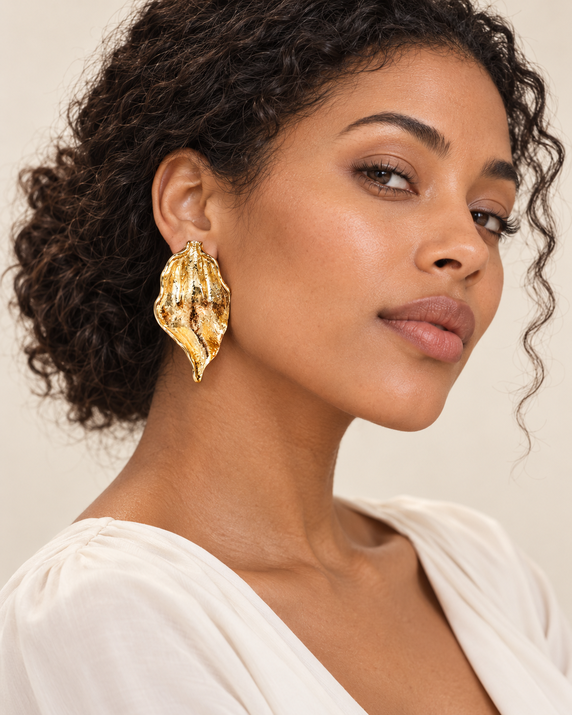 Boucles d'oreilles Feuille Sculptée — Doré — portée