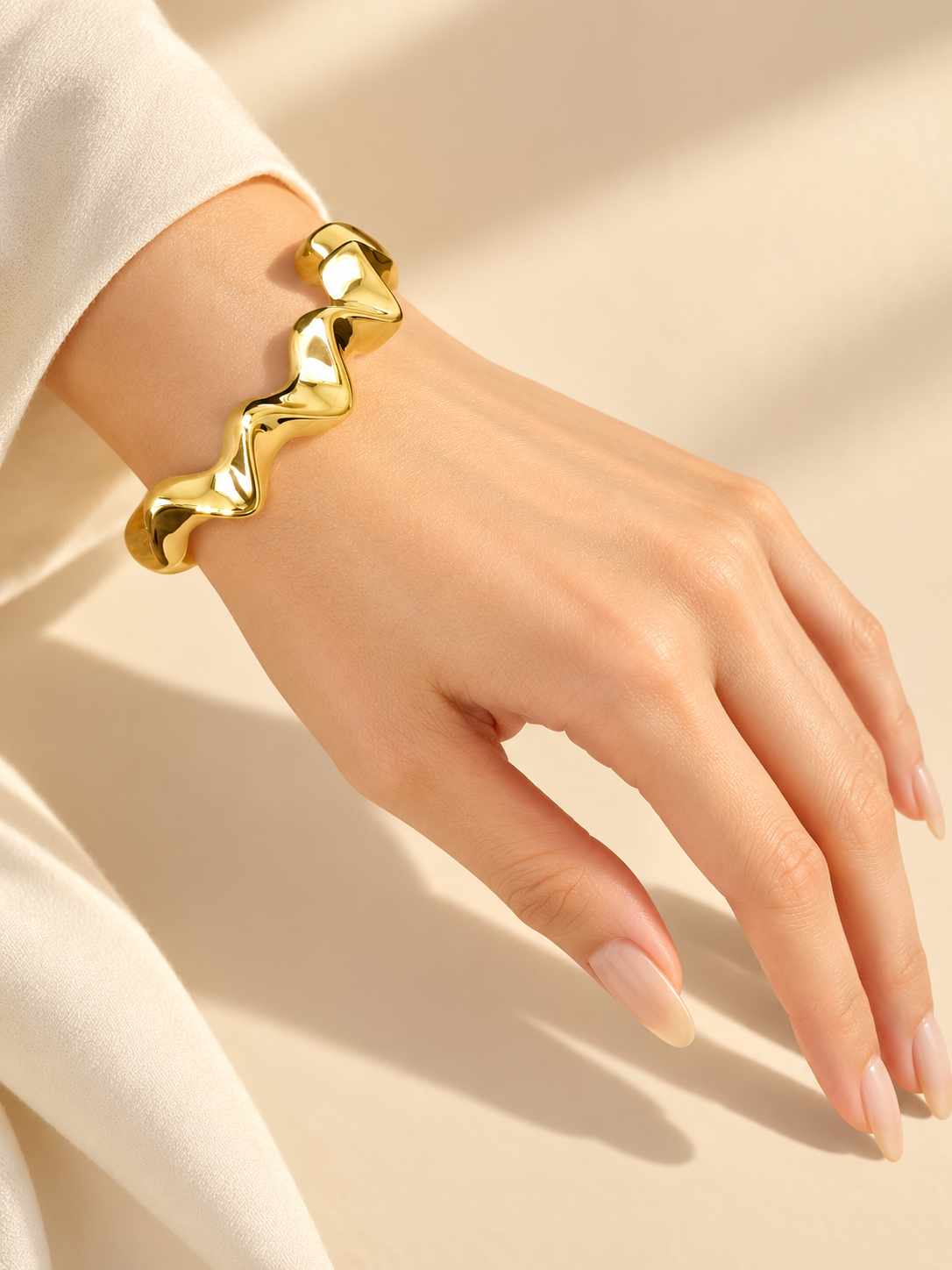 Bracelet Manchette Onde Dorée — Bracelet porté au poignet