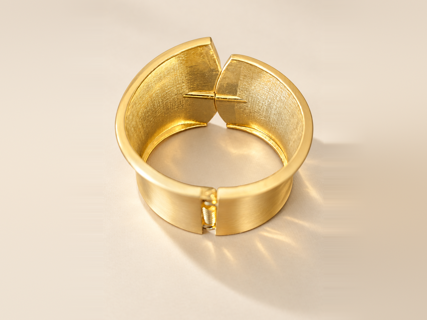 Ensemble Lagune — Bracelet Manchette & Bague Dorés — Bracelet manchette — vue intérieure et charnière