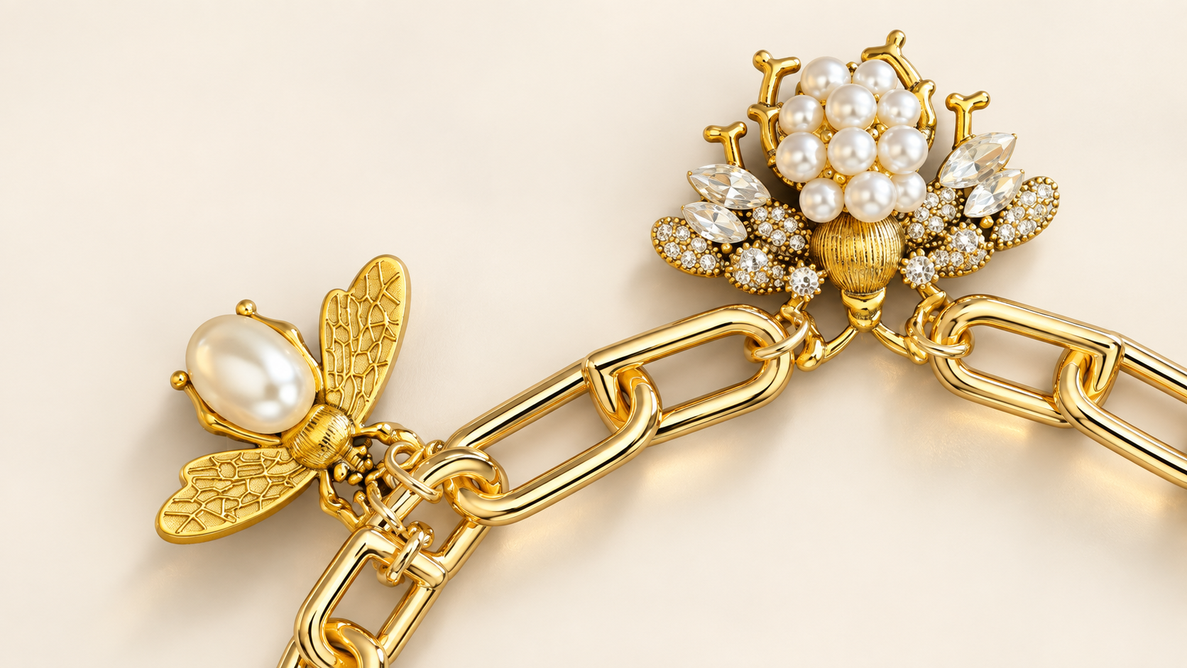 Collier Trois Abeilles Nacrées — Détails nacrés & cristaux