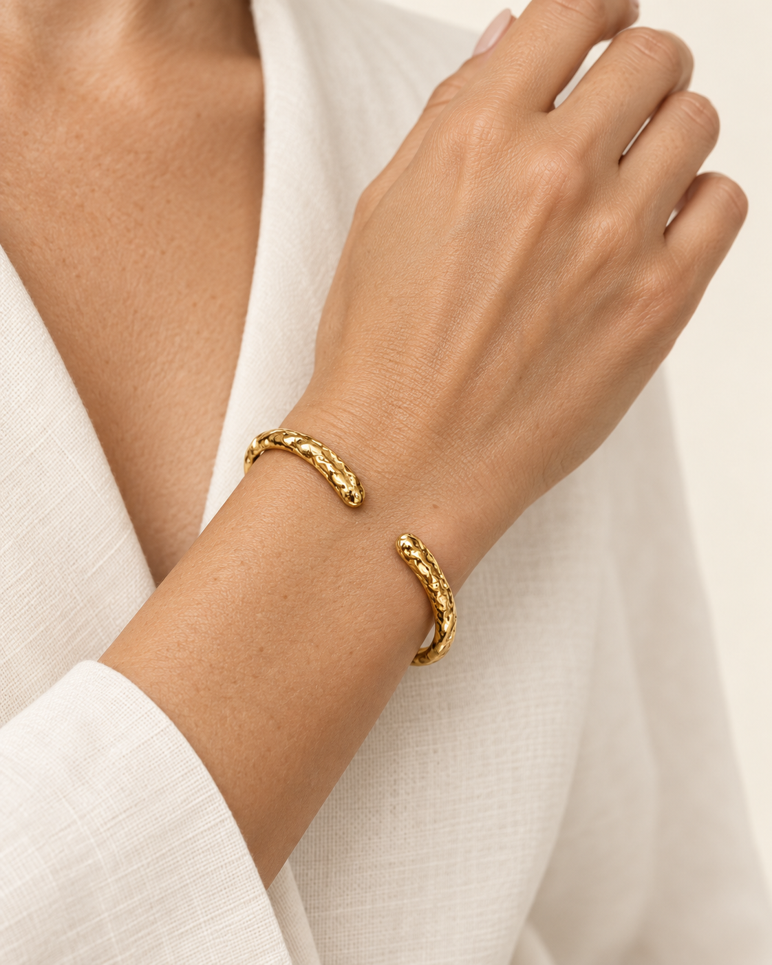 Bracelet Jonc Texturé Doré — Bracelet jonc texturé doré — porté au poignet