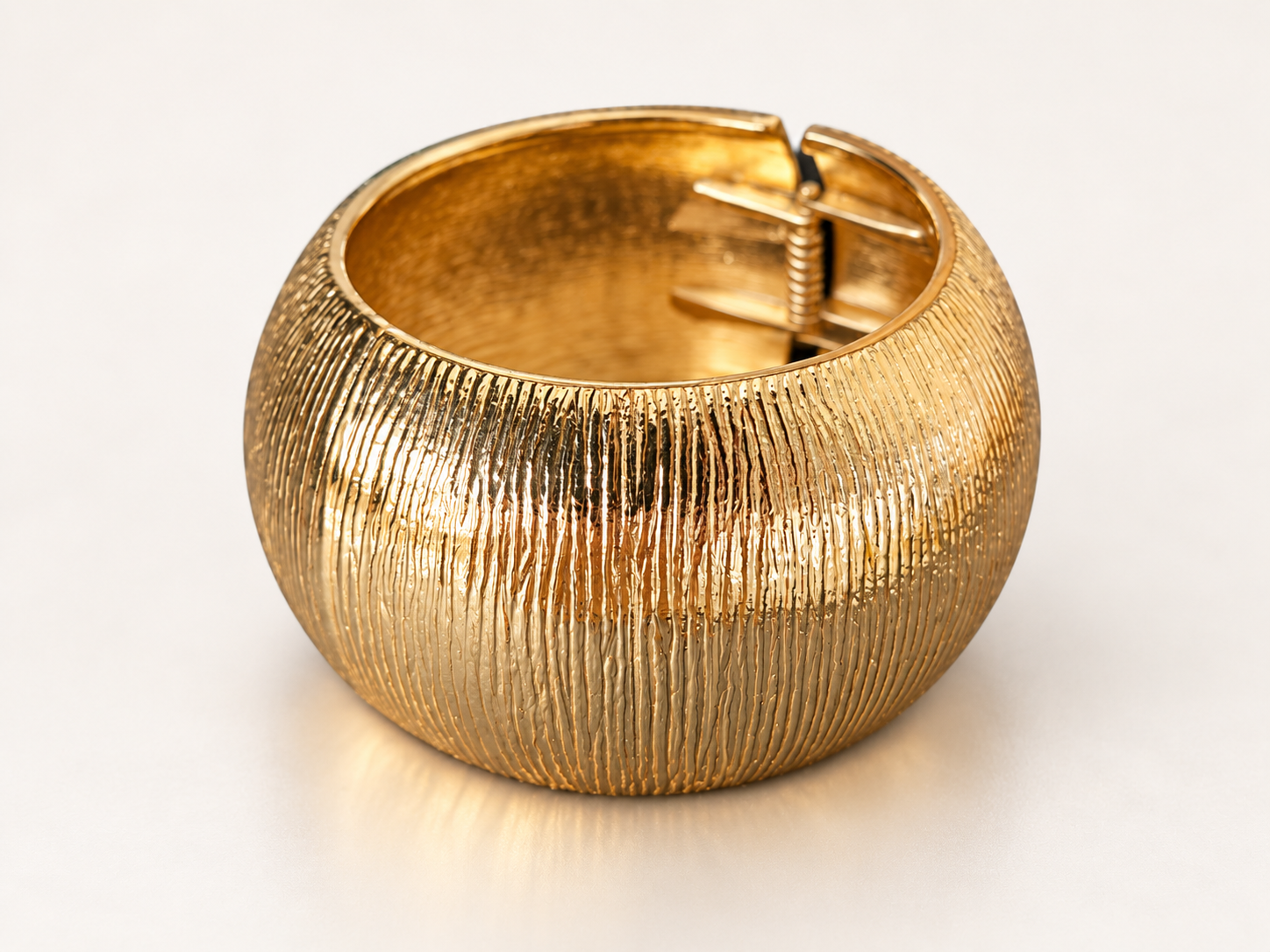 Bracelet Manchette Éclat — Doré — Bracelet manchette Éclat — vue intérieure et charnière