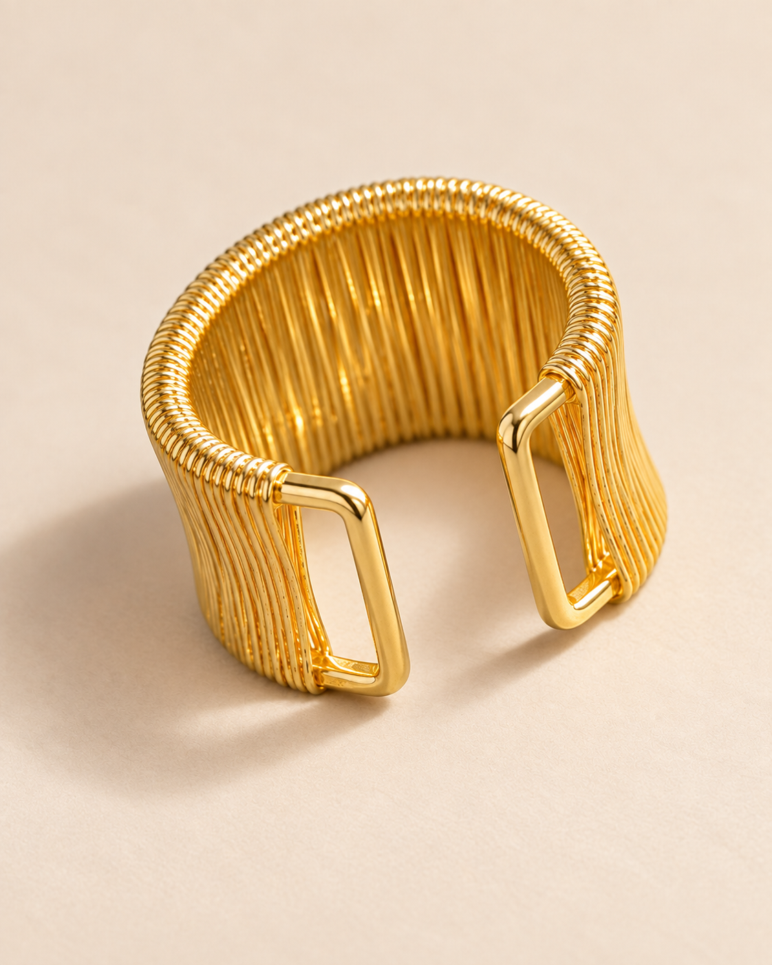 Bague Manchette Striée Dorée — Bague manchette striée — vue arrière et structure ouverte