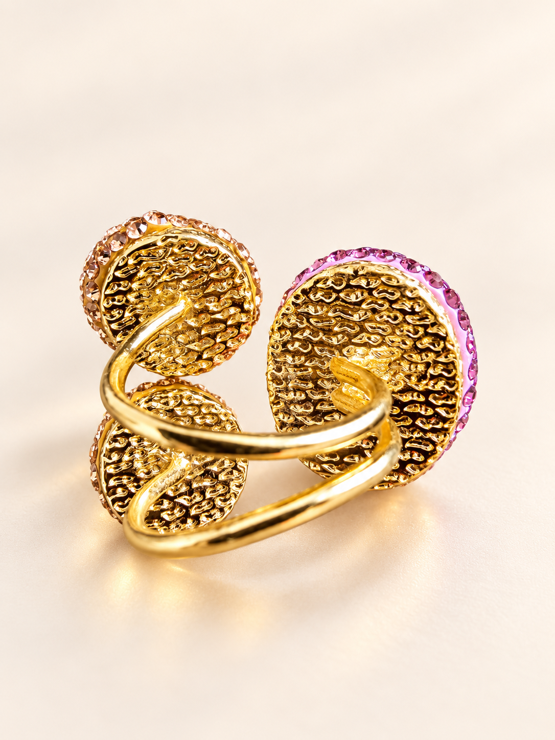 Parure Pierre Lilas, Nacre & Éclat Miel — Bague — vue du dos et détail de la monture dorée ajourée