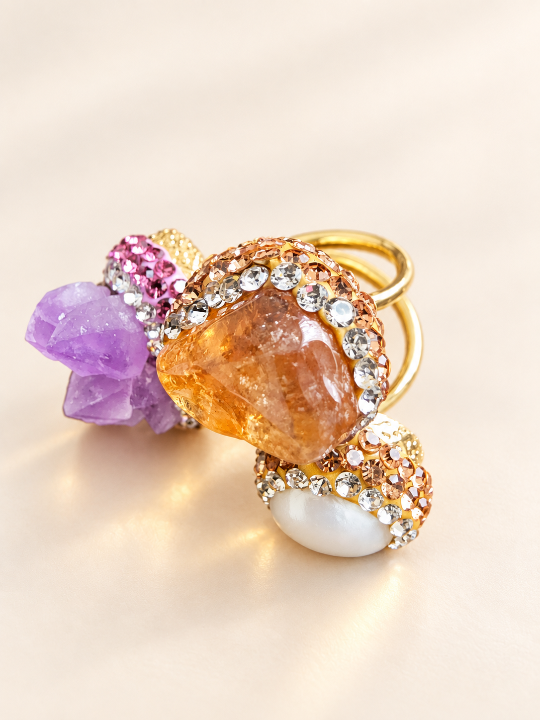 Parure Pierre Lilas, Nacre & Éclat Miel — Bague en trois-quarts — volume, relief et monture dorée