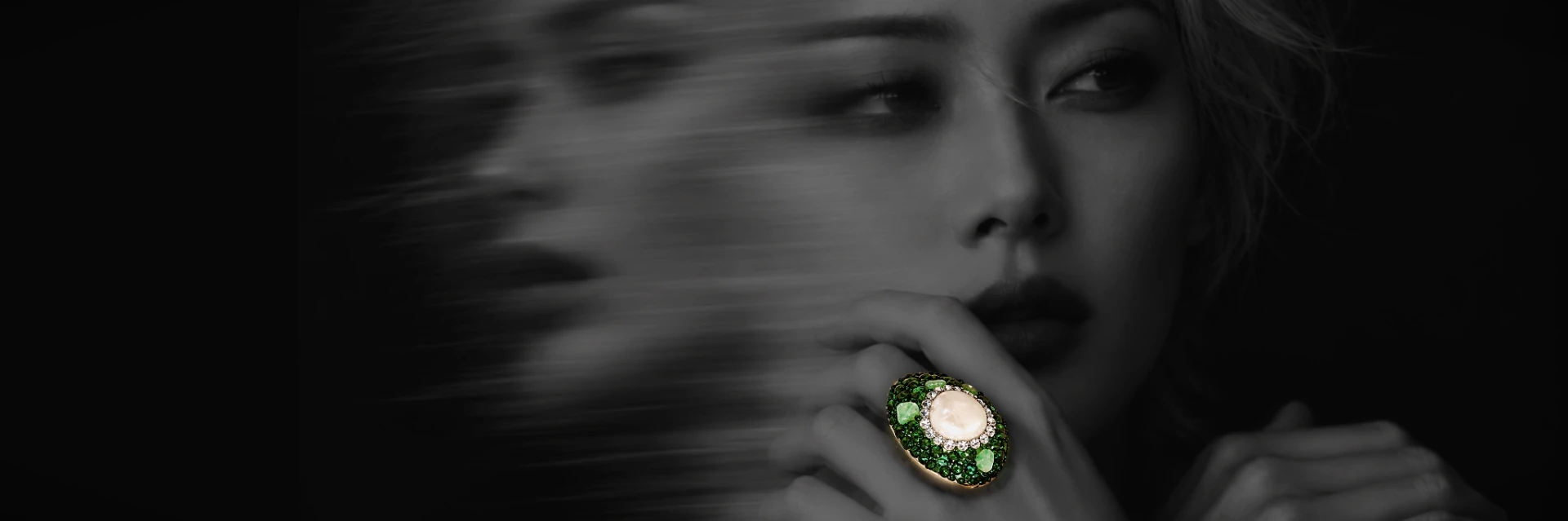 Bague et bracelets AURA sertis de pierres vertes — bijoux portés