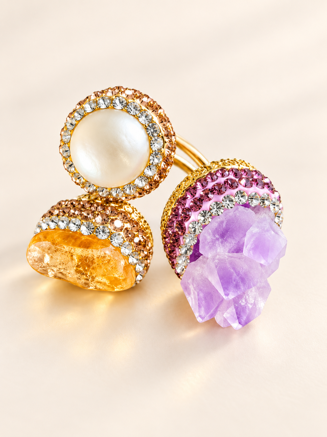 Parure Pierre Lilas, Nacre & Éclat Miel — Bague — gros plan sur les pierres naturelles lilas et miel, la nacre et les cristaux