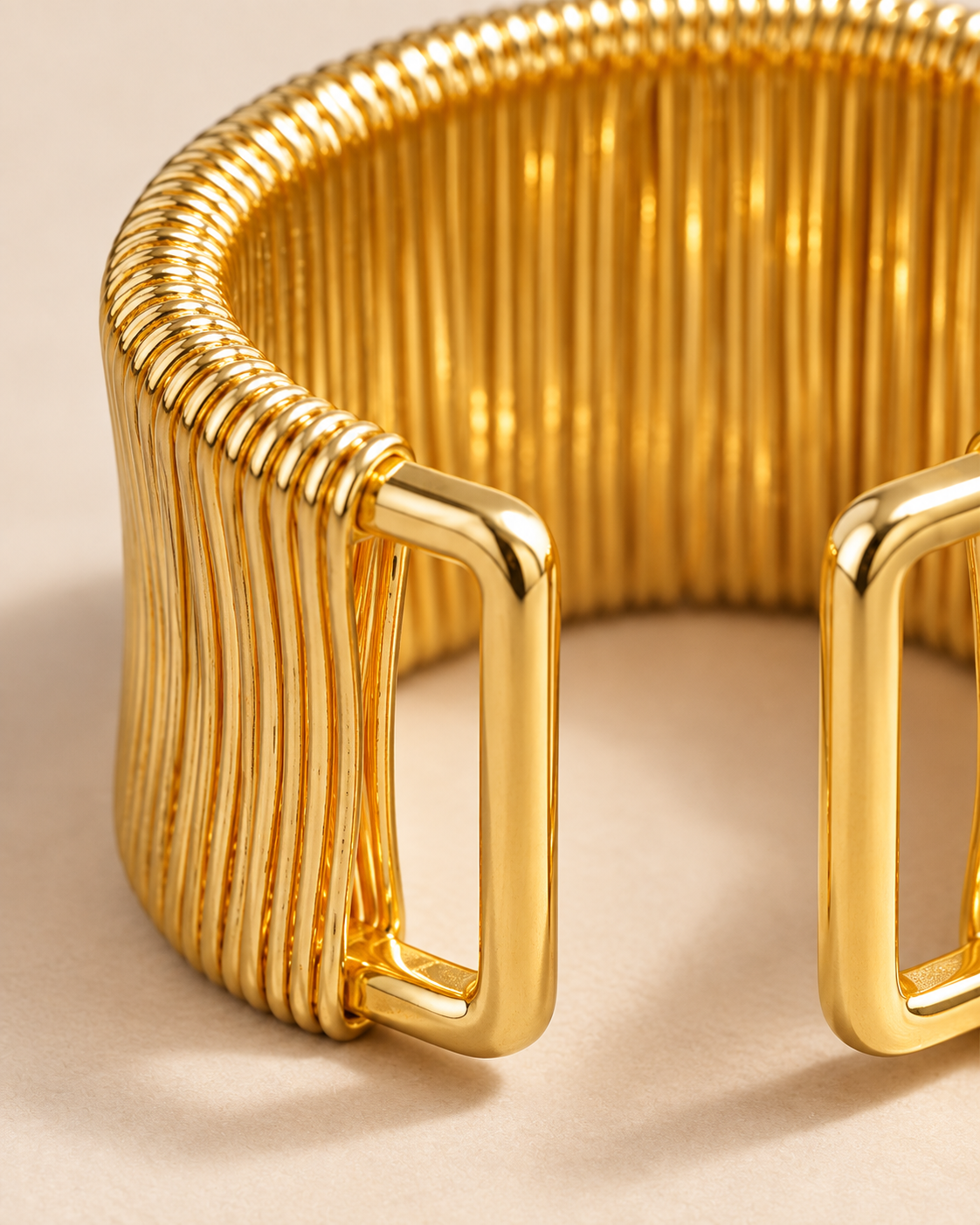 Bague Manchette Striée Dorée — Bague manchette striée — gros plan sur les lignes et la construction