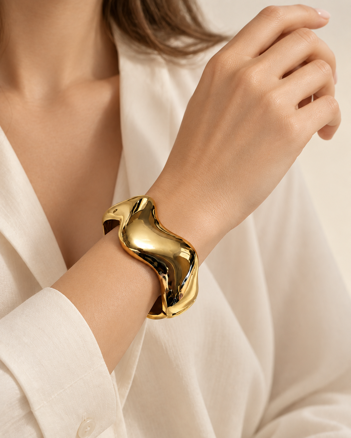 Bracelet Manchette Zigzag Doré — Bracelet manchette zigzag doré — porté au poignet