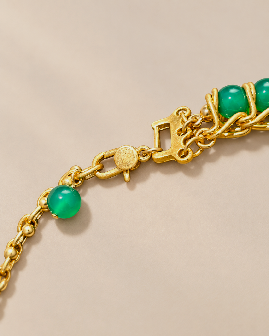 Parure Vert Impérial — Fermoir — détail de la chaîne d'ajustement, de la structure dorée et des éléments verts