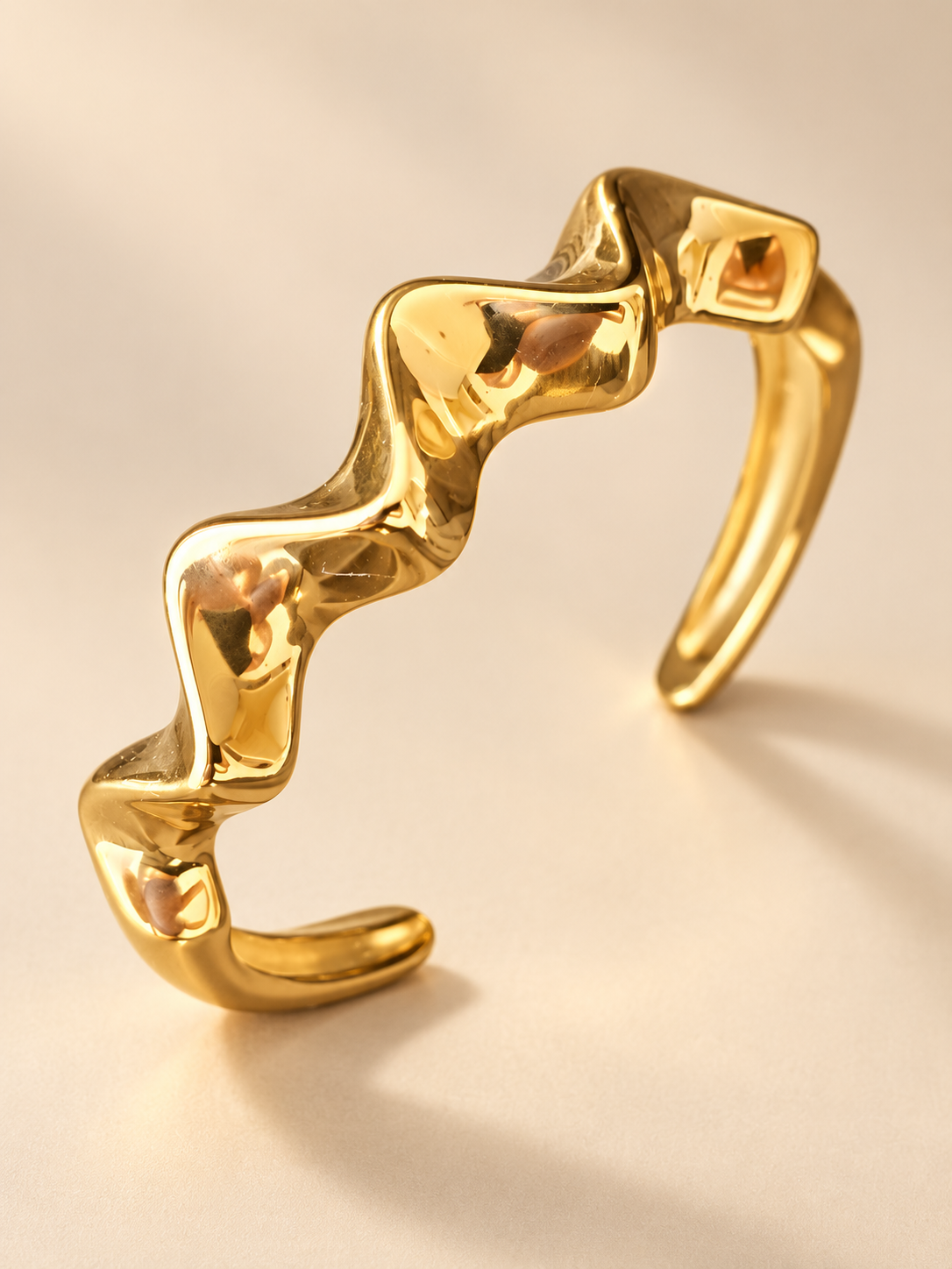 Bracelet Manchette Onde Dorée — Bracelet — vue de trois-quarts