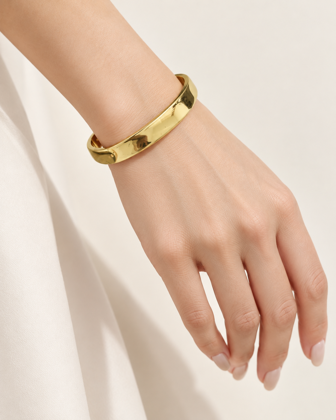 Bracelet Jonc Lumière Dorée — Bracelet jonc doré minimaliste — porté au poignet