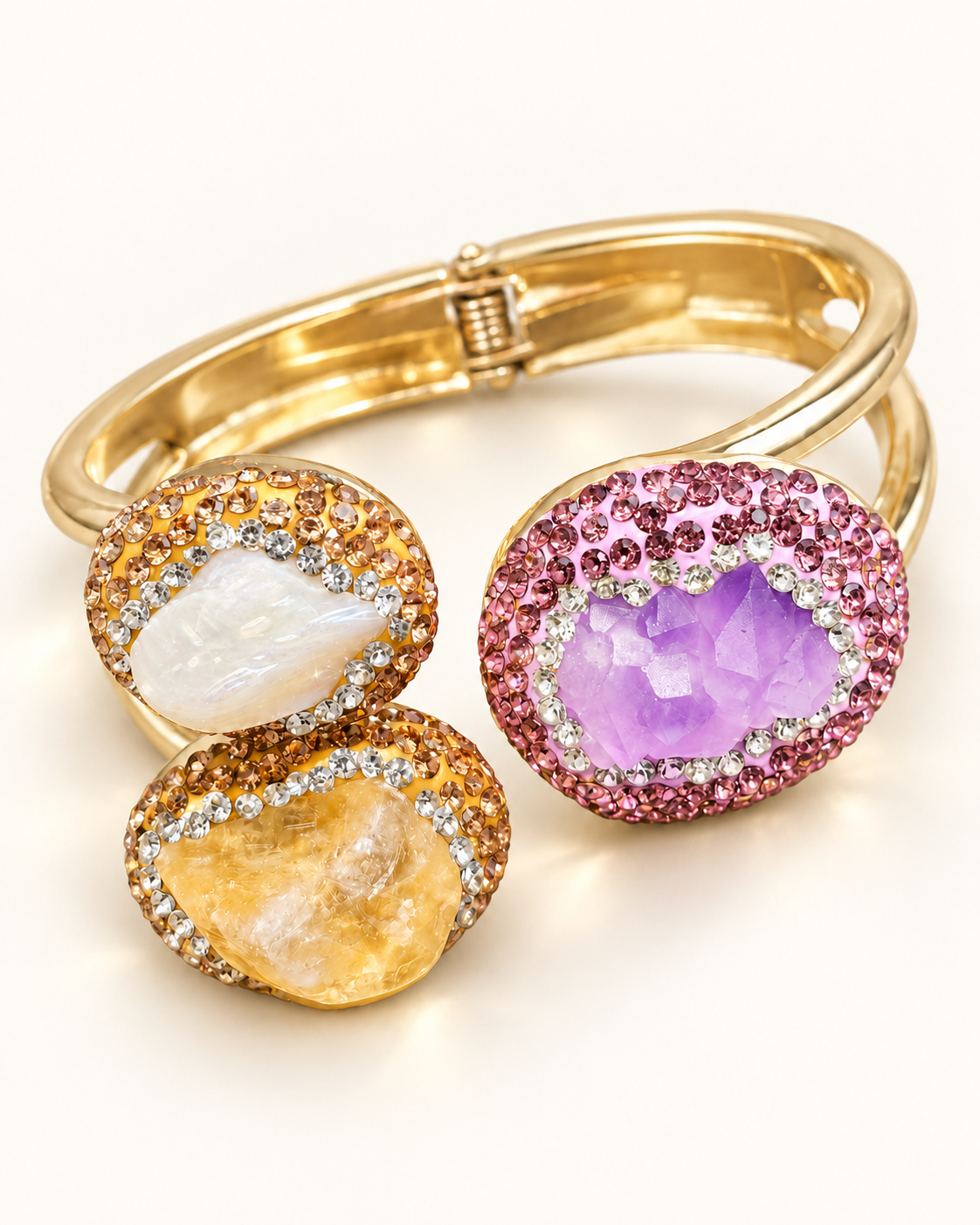 Parure Pierre Lilas, Nacre & Éclat Miel — Bracelet — gros plan sur les pierres naturelles, la nacre et les cristaux