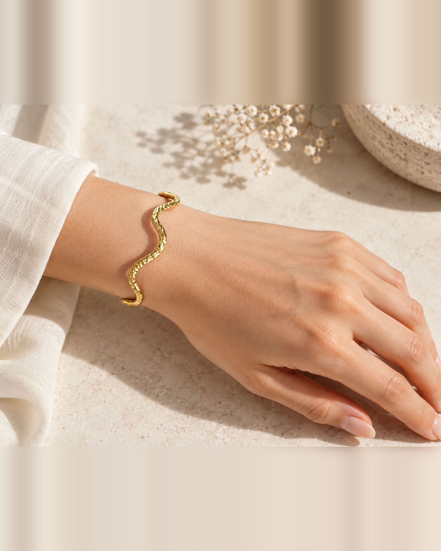 Bracelet Jonc Ondulé Doré — Bracelet jonc ondulé doré — porté au poignet