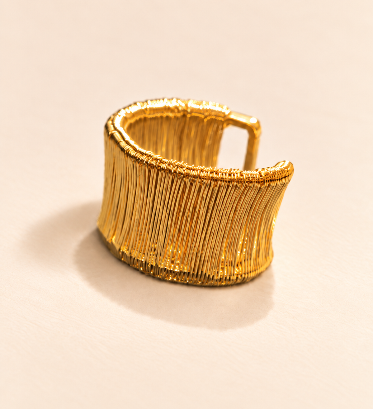 Bague Manchette Striée Dorée — Bague manchette striée — vue principale