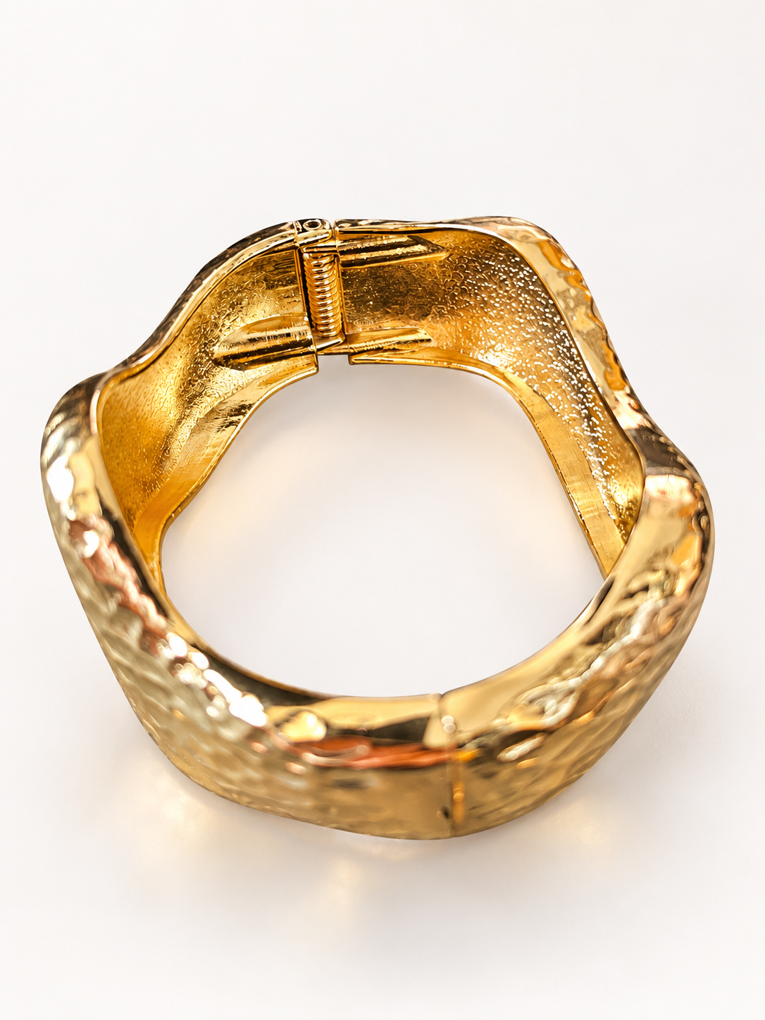 Bracelet Manchette Ondée — Doré — Bracelet manchette Ondée — vue intérieure et charnière