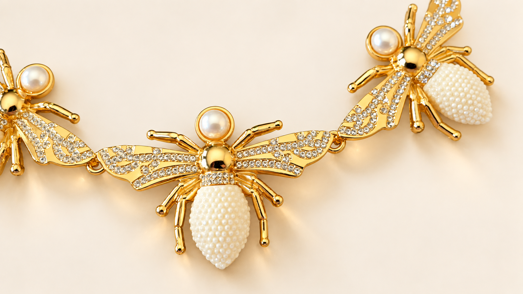 Collier Essaim Nacré — Détails des abeilles