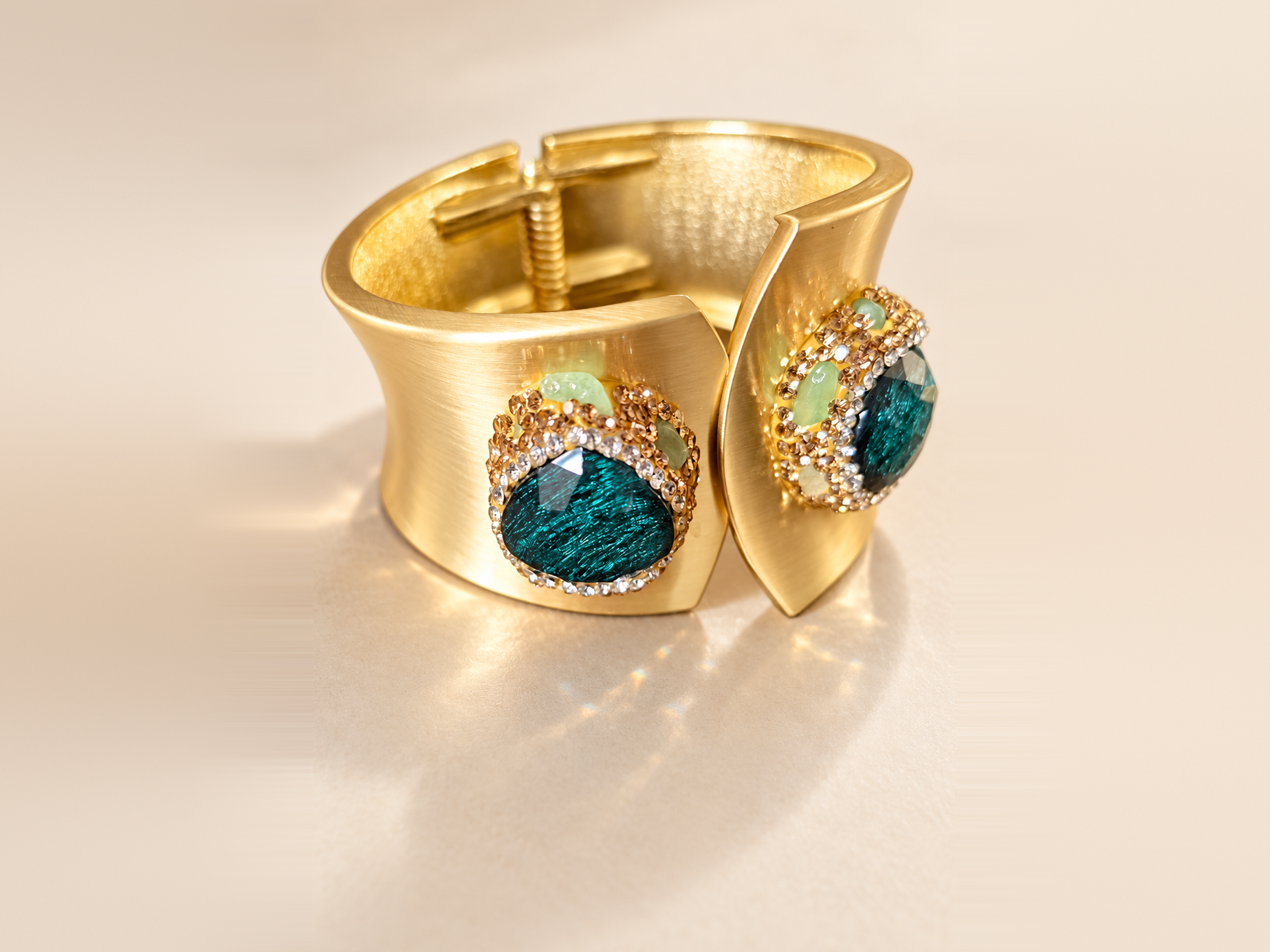 Ensemble Lagune — Bracelet Manchette & Bague Dorés — Bracelet manchette — ornements et système d’ouverture
