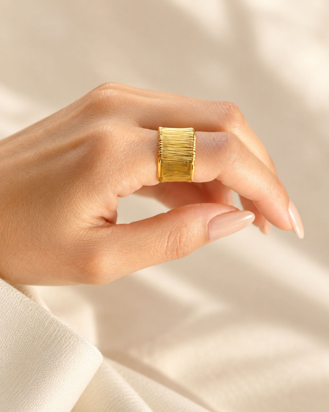 Bague Manchette Striée Dorée — Bague manchette striée — portée sur la main