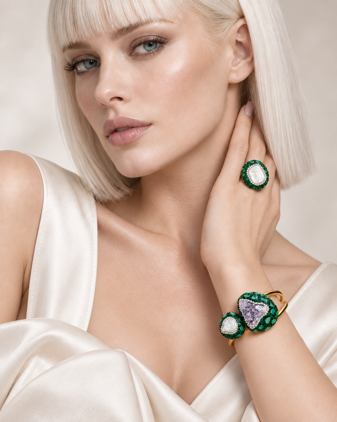 Parure Nacre & Améthyste Impériale — Photo éditoriale d'une femme élégante portant le bracelet et la bague, montrant le rendu du bijou porté