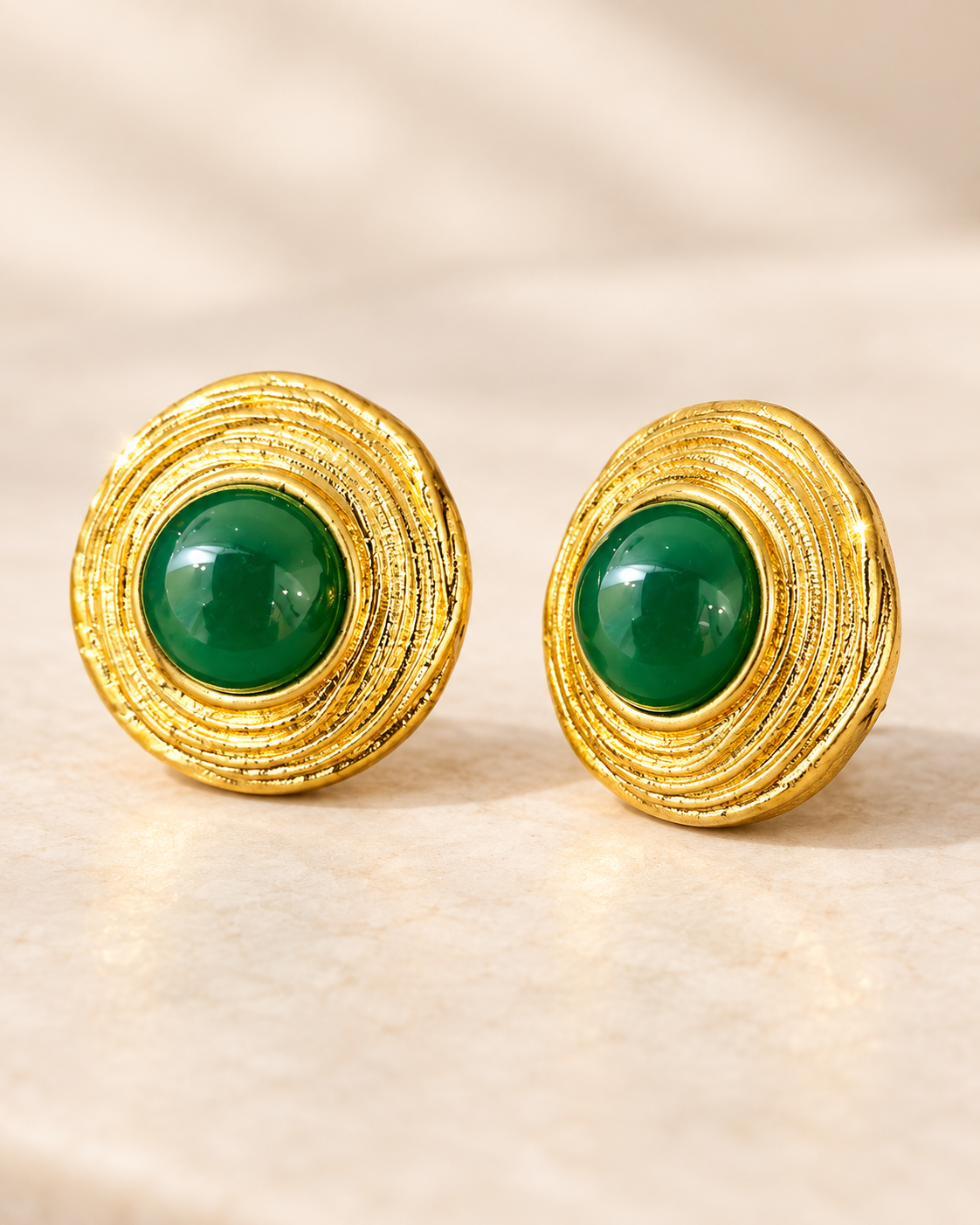 Parure Vert Impérial — Boucles d'oreilles — vue de face et détail du relief