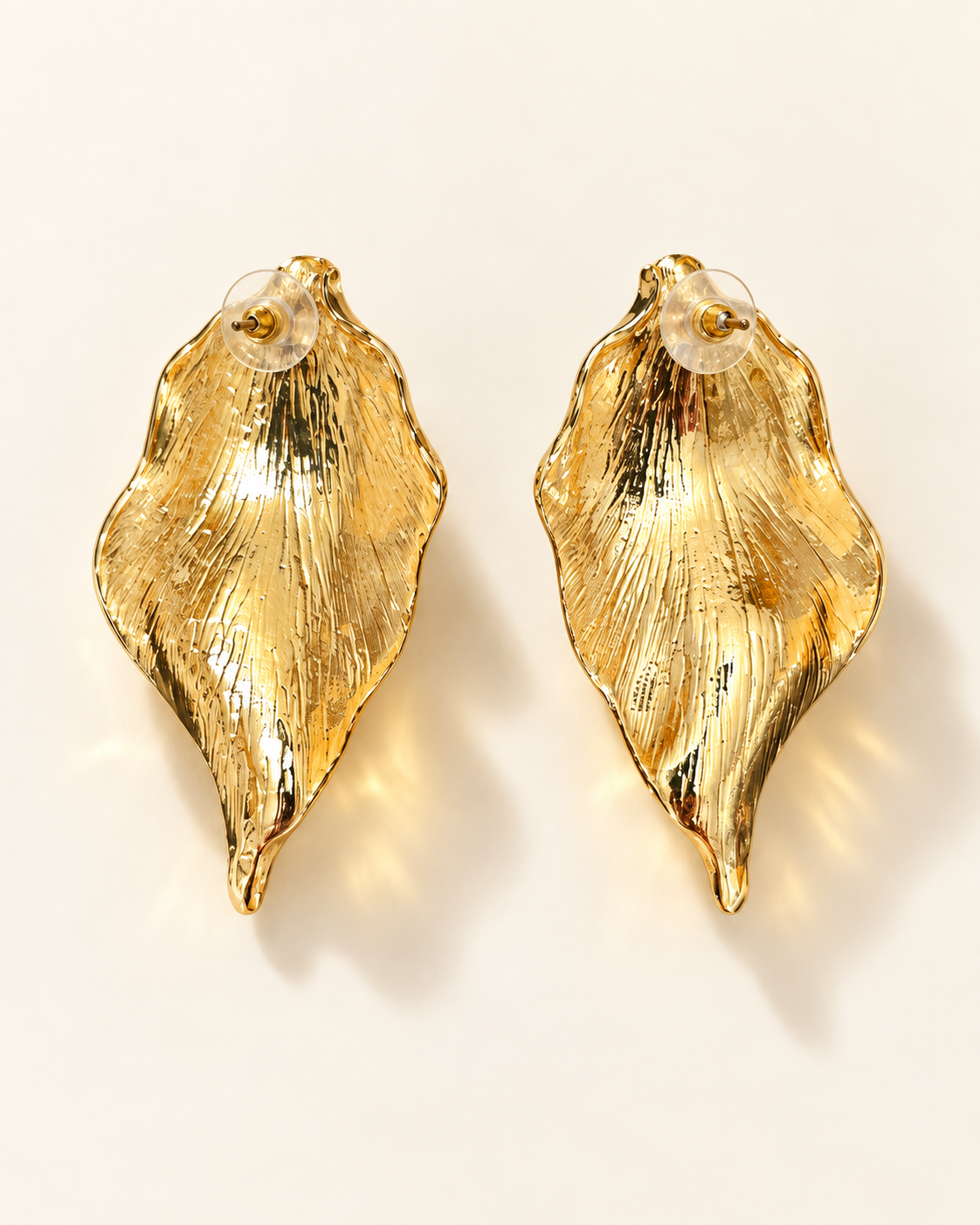 Boucles d'oreilles Feuille Sculptée — Doré — face et dos