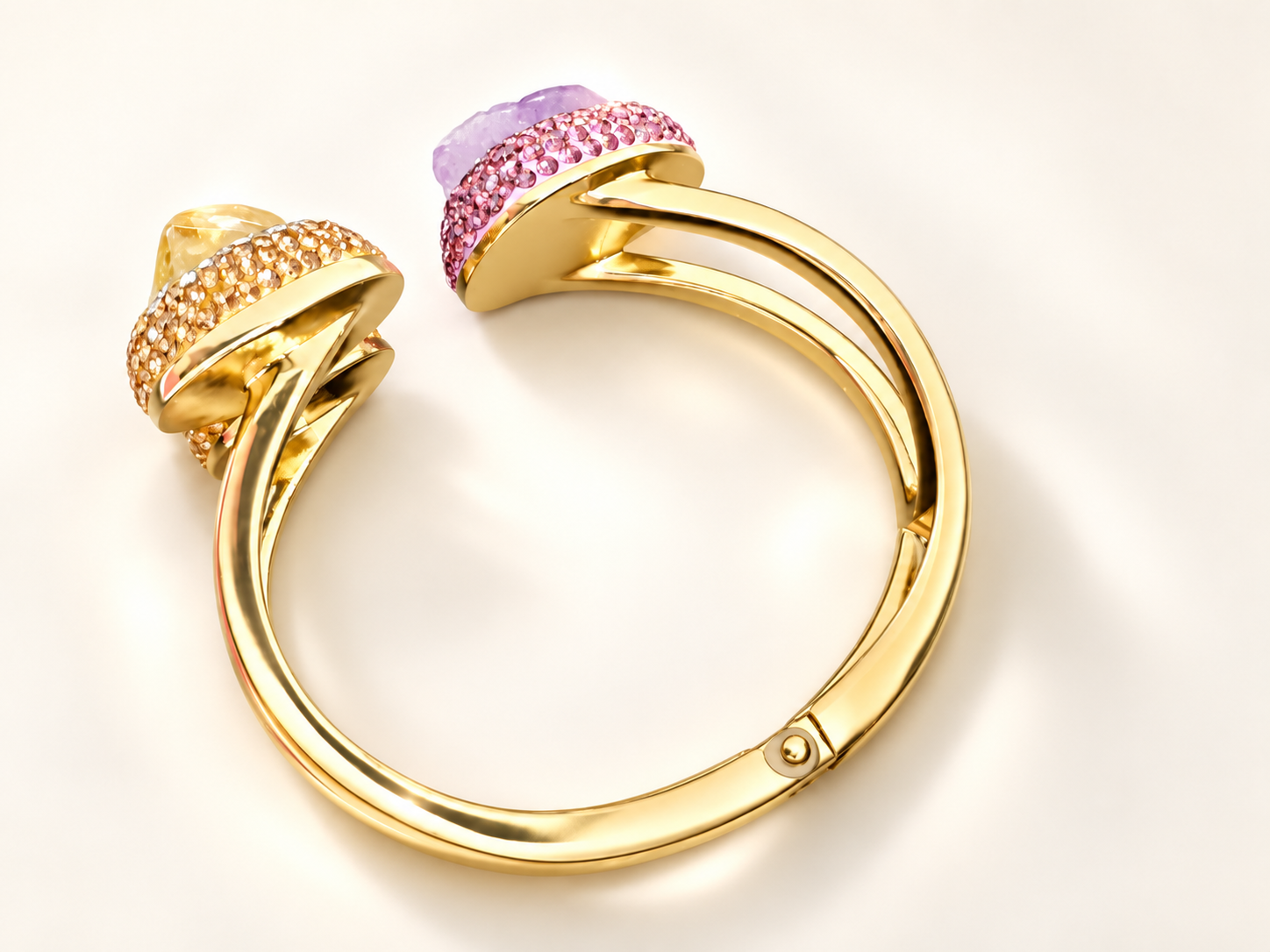 Parure Pierre Lilas, Nacre & Éclat Miel — Bracelet en trois-quarts — volume, courbes et monture dorée