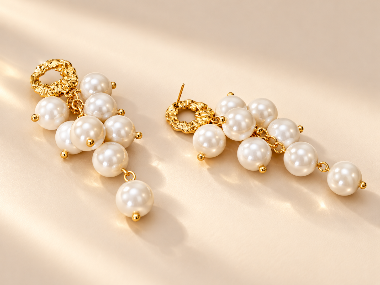 Boucles d'oreilles Grappe Signature — Blanc perlé — deuxième vue