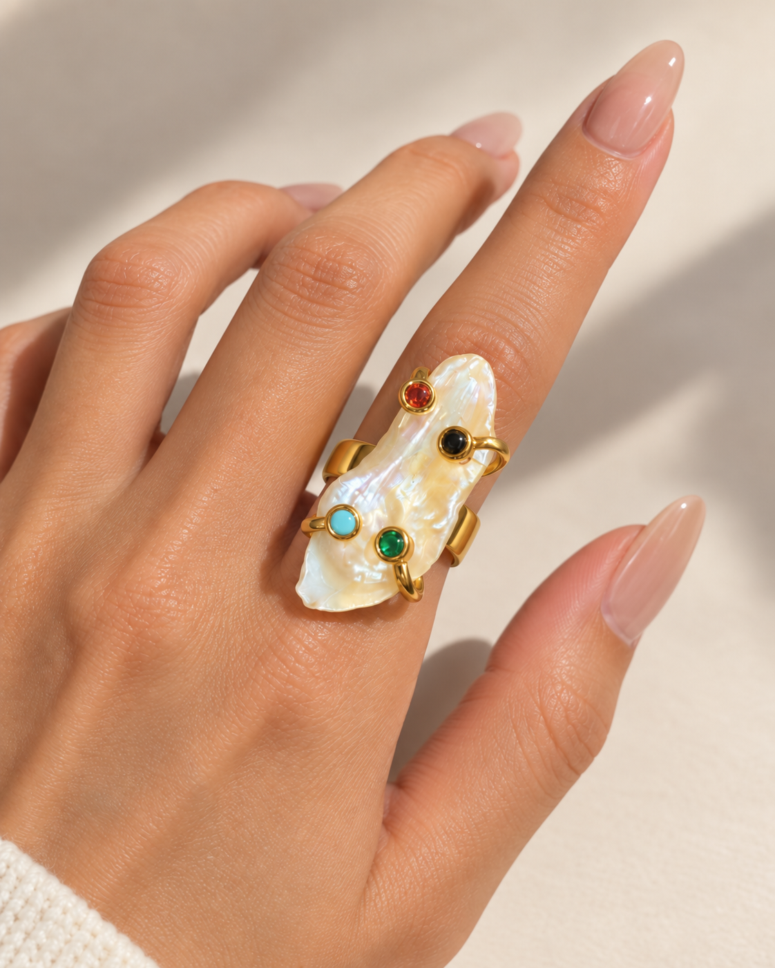 Bague Nacre Baroque & Éclats Colorés — portée sur la main — vue d’échelle