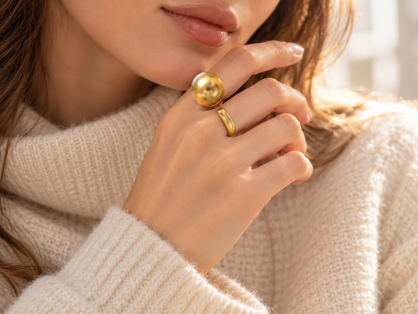 Bague Fluidité Goutte Bombée — Doré — Vue rapprochée d’une bague portée à la main, présentant un volume arrondi et bombé à surface lisse et brillante.