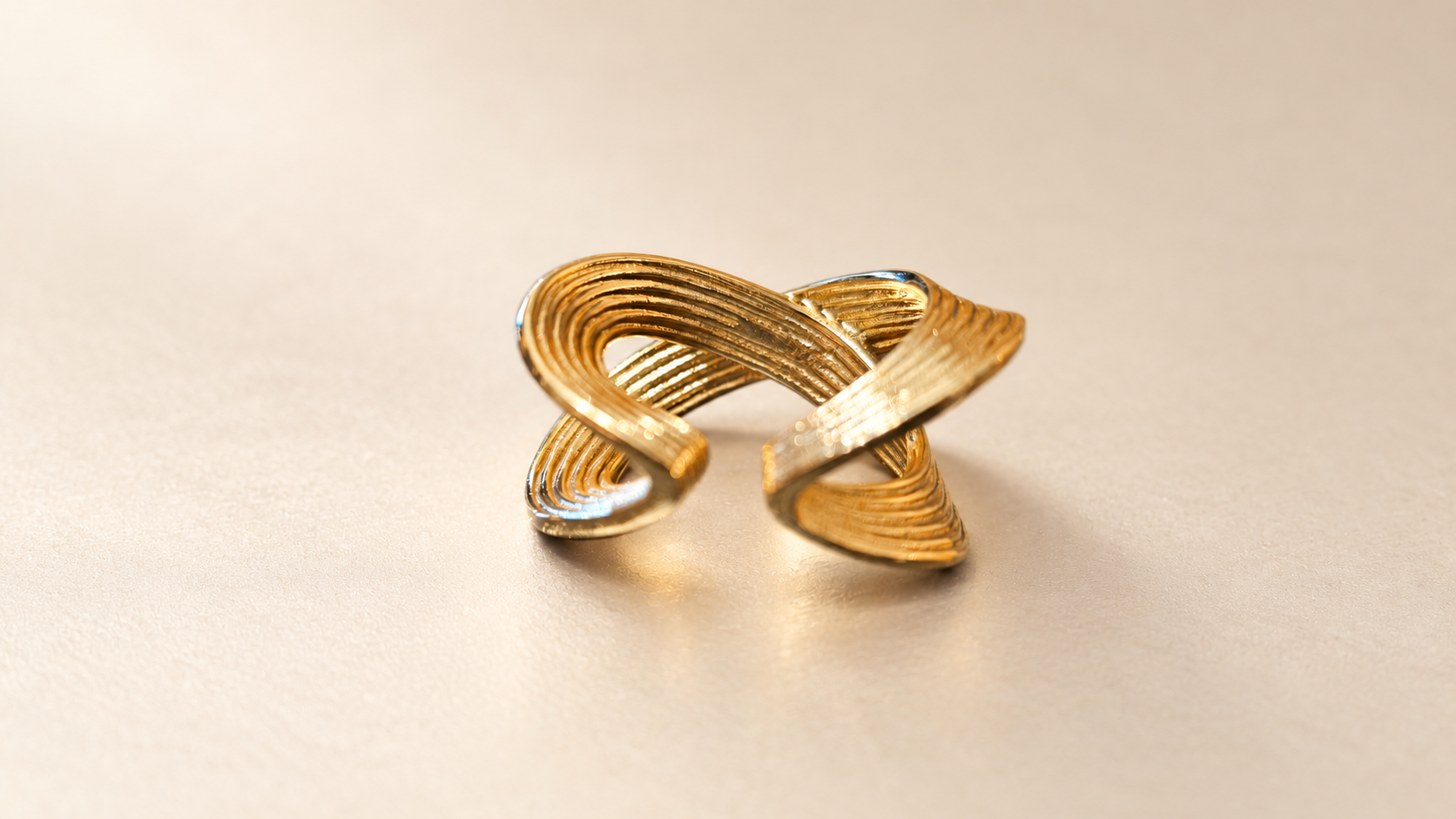 Bague Sillage Croisée Dorée — vue 4
