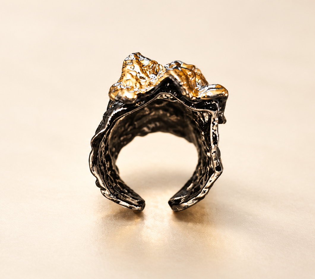 Bague Tellure Relief Noir & Doré — Bague vue par l’intérieur, anneau large noir brillant ouvert à la base, contours ondulés et relief doré sur le dessus, sur fond clair.