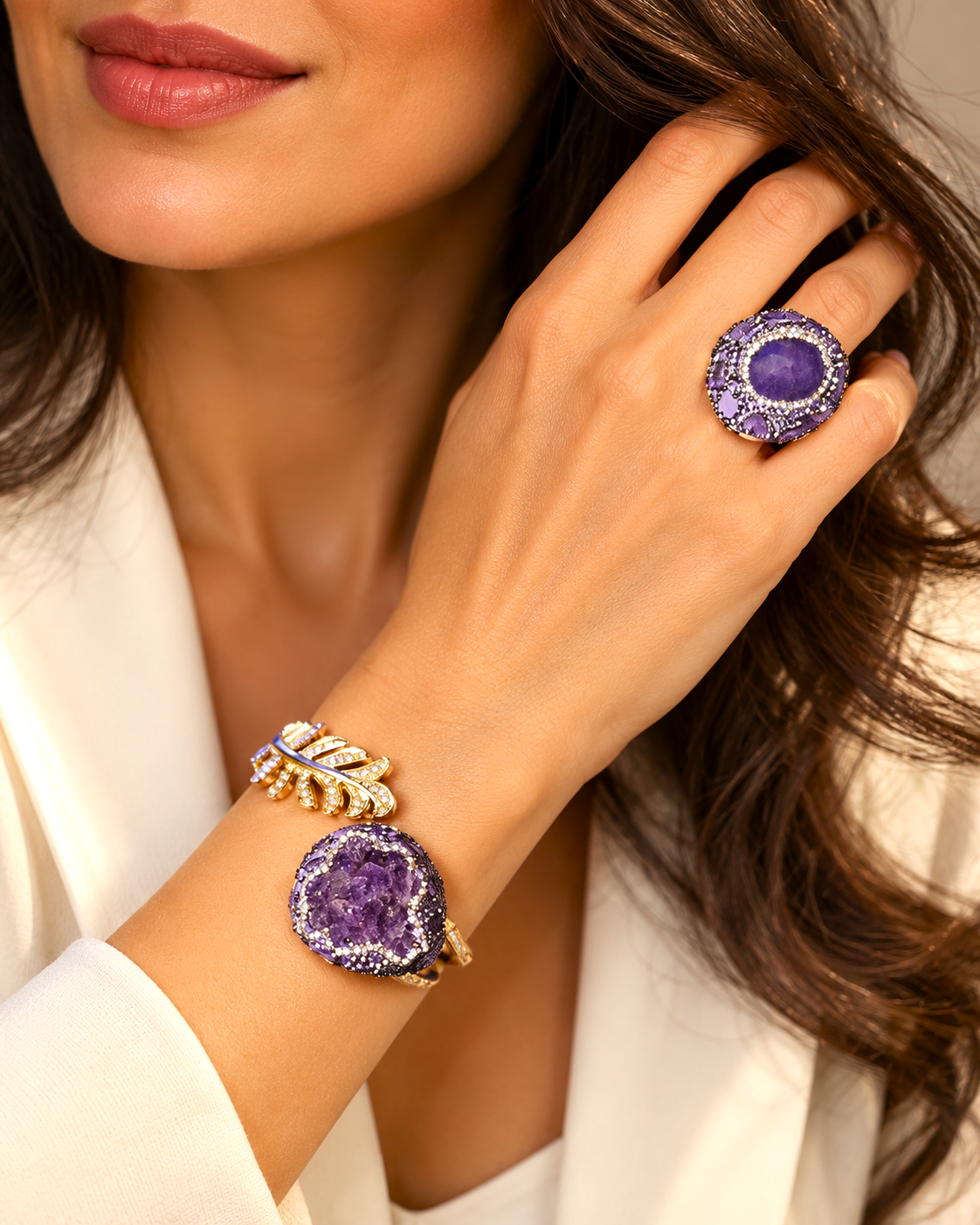 Parure Vesper Ovale Violette — Bague portée à large décor ovale violet et bracelet rigide assorti, avec un décor violet irrégulier, une feuille dorée ajourée et des éléments brillants.