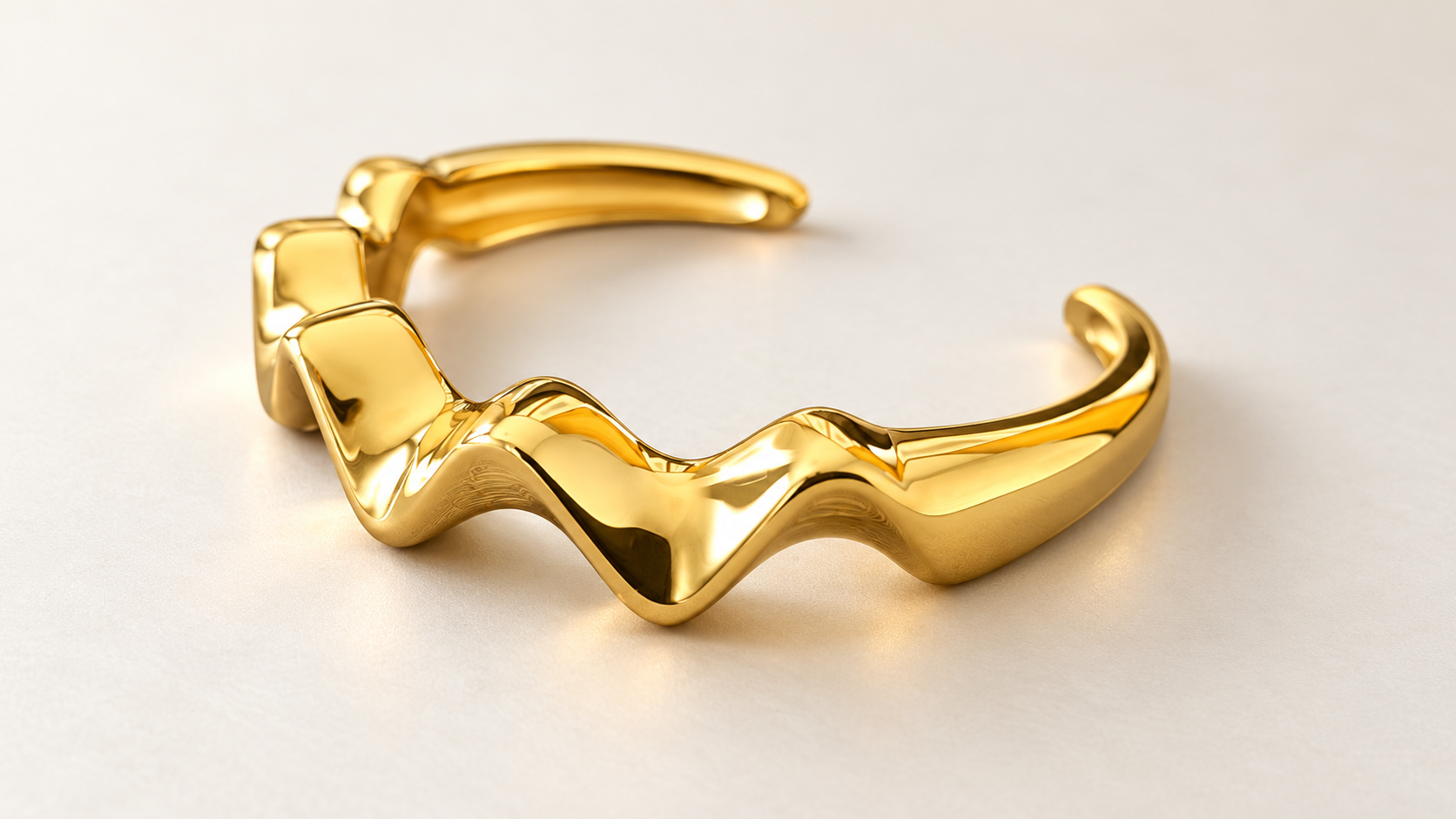 Bracelet Sillage Ruban Doré — vue de trois-quarts