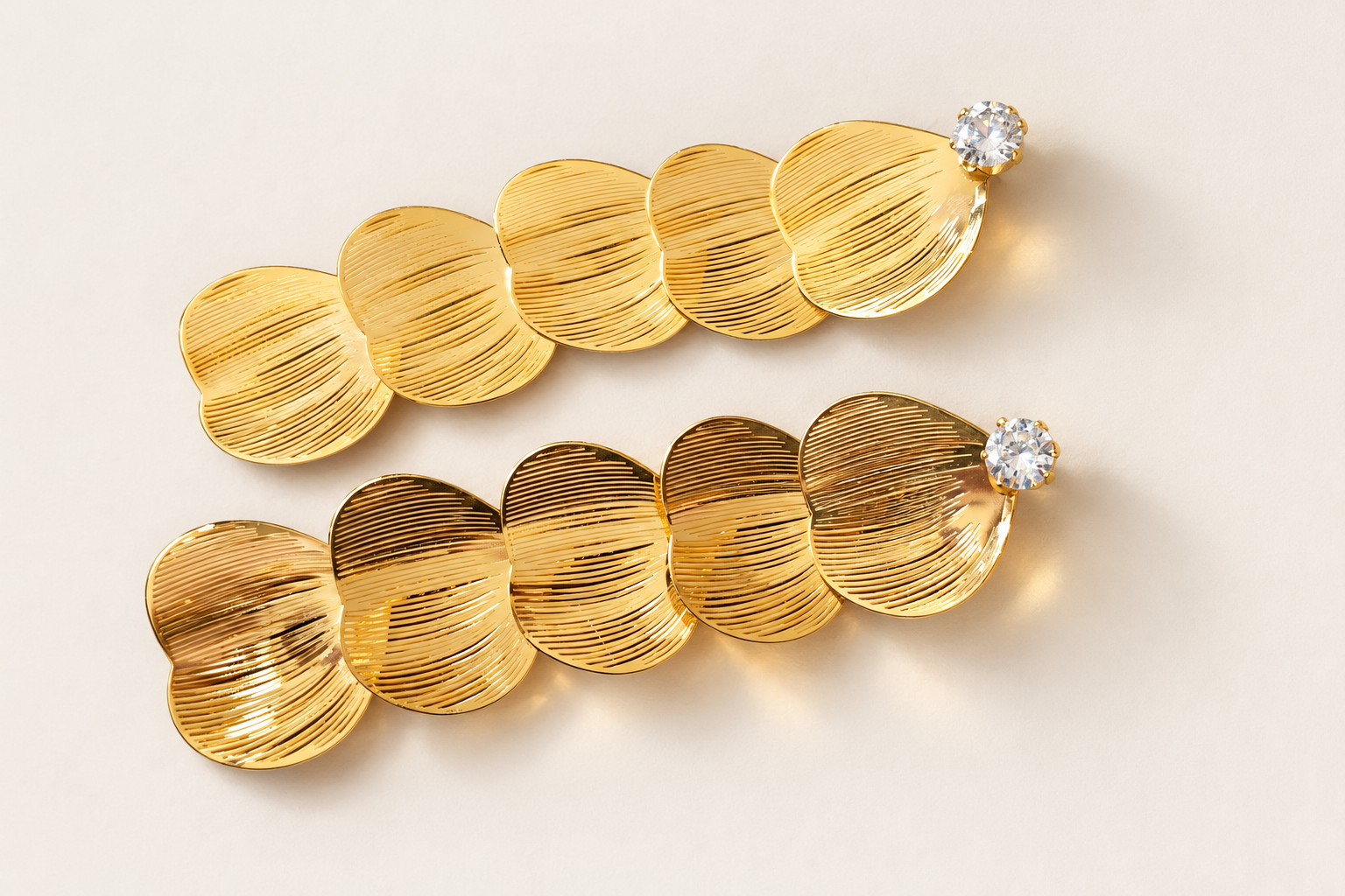 Boucles d’oreilles Corolle Pétales striés dorées, vue de face