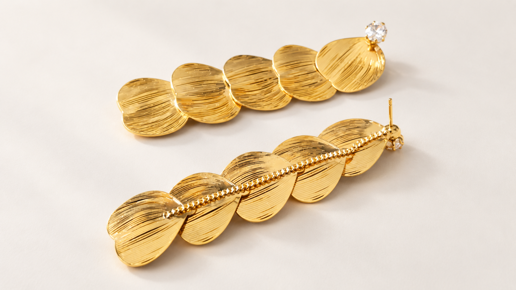 Boucles d’oreilles Corolle Pétales striés dorées, vue arrière