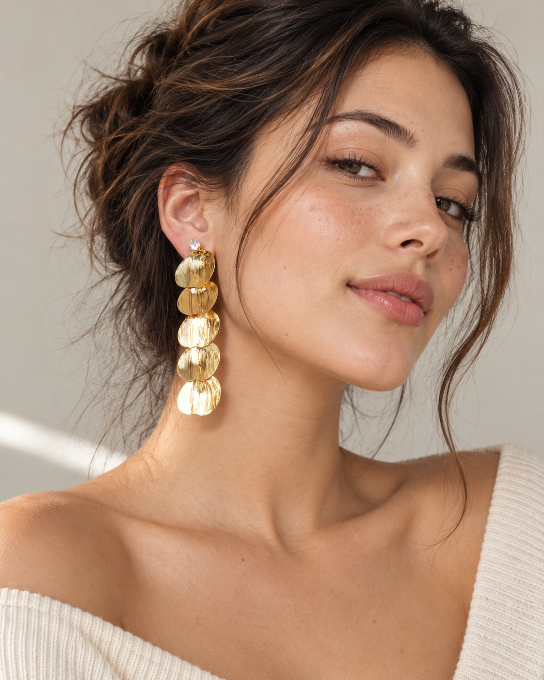 Boucles d’oreilles Corolle Pétales striés — porté à l’oreille