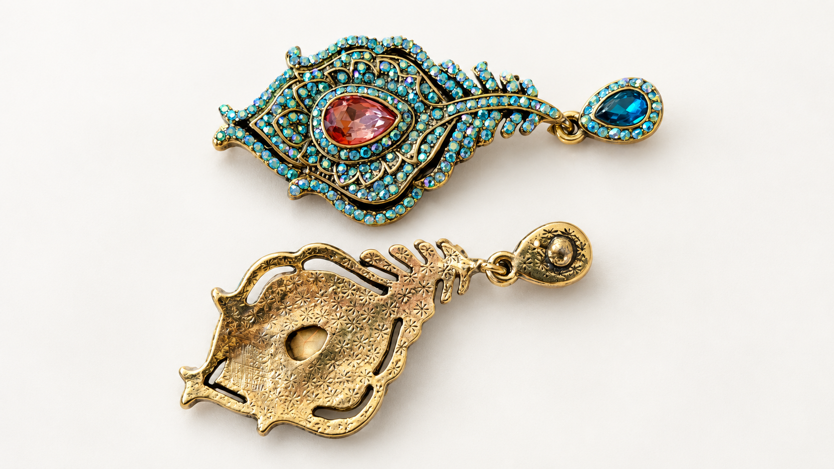 Boucles d’oreilles Parade Plumes Bleues & Roses — Paire sur fond clair avec une boucle de face et l’autre retournée, dévoilant un revers doré texturé de petits motifs étoilés et des ouvertures latérales.