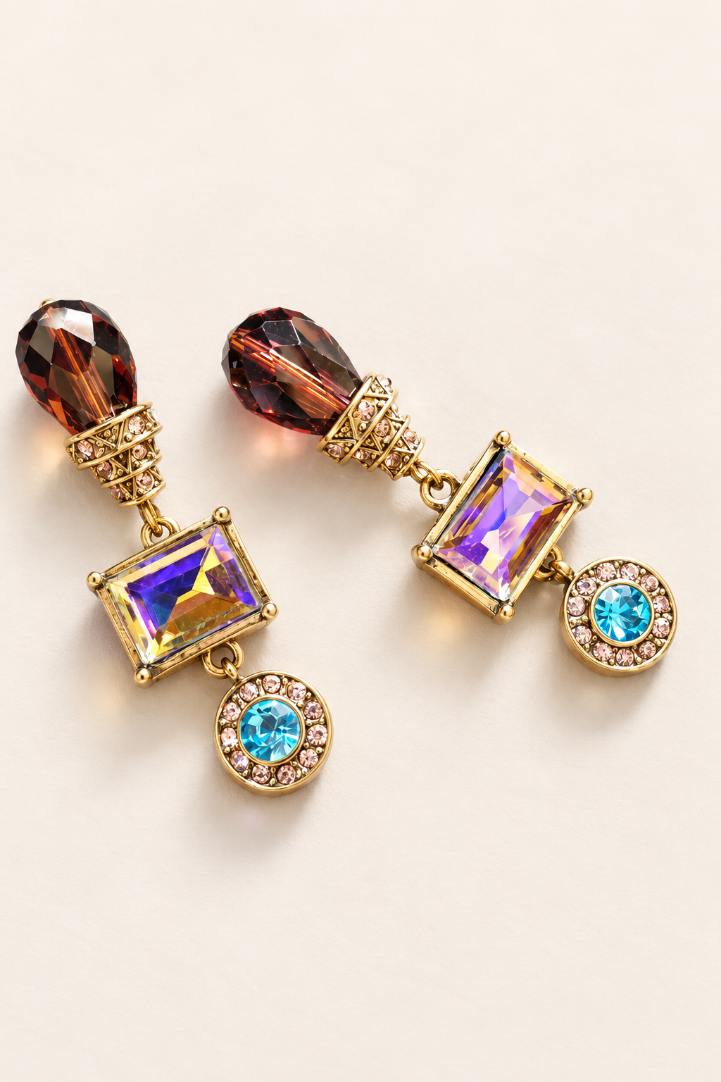 Boucles d’oreilles Chromatique Pendantes Multicolores — Deux boucles vues de face sur fond clair, avec gouttes rouge brun, rectangles multicolores et motifs ronds bleus cerclés de petits éléments roses.