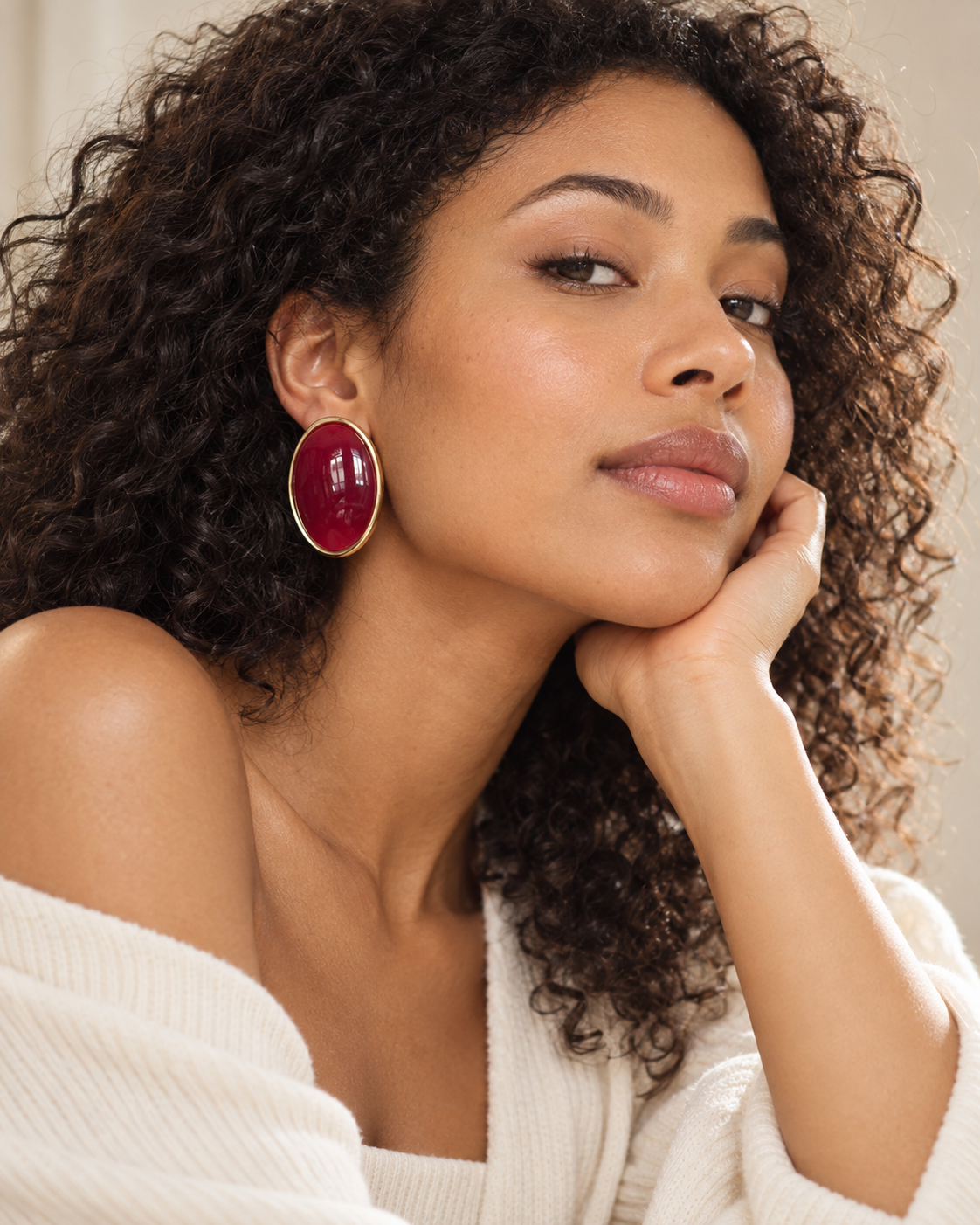 Boucles d’oreilles Flamme Ovales Rouges & Doré — porté à l’oreille