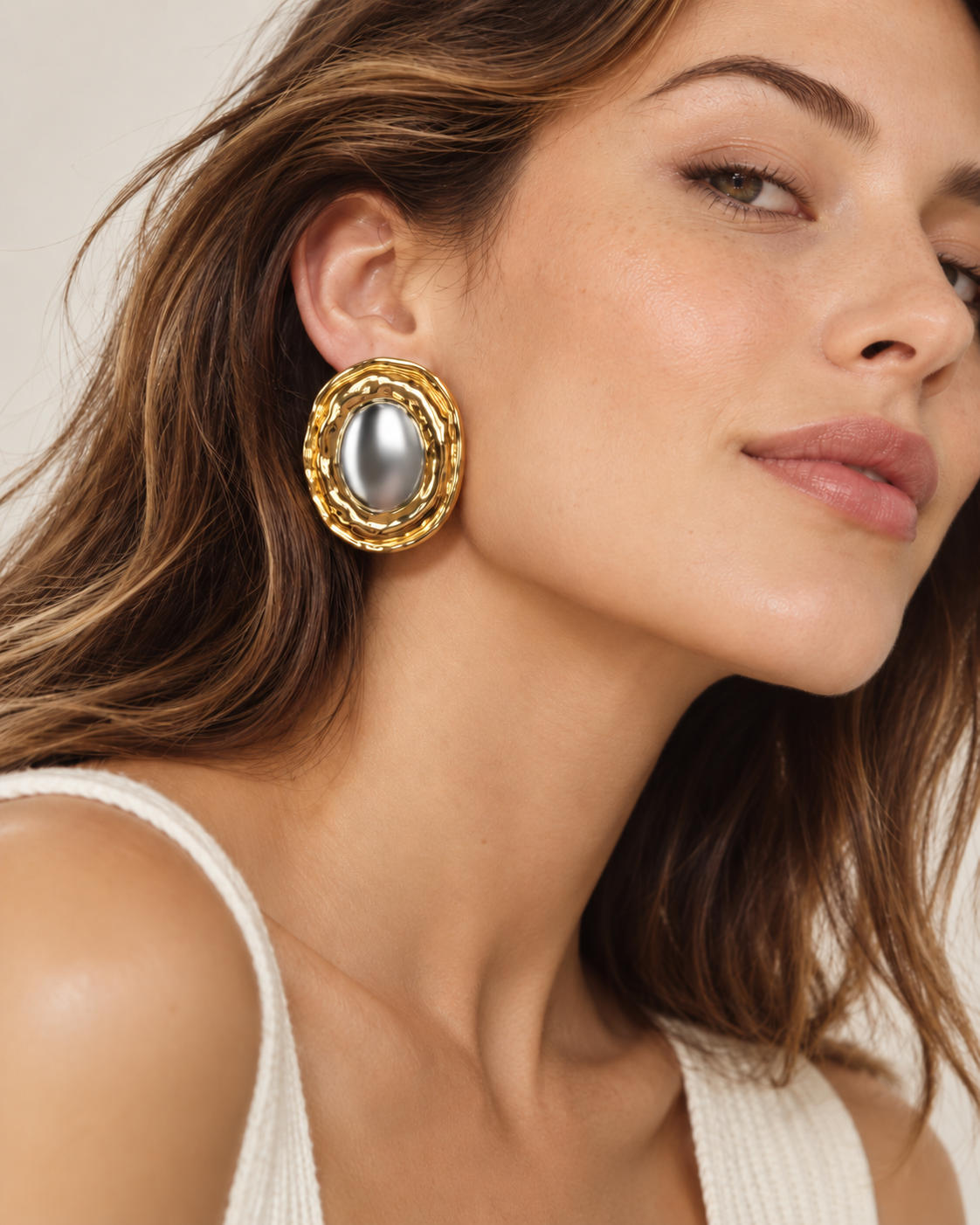 Boucles d’oreilles Halo Ovale Bicolore — porté à l’oreille