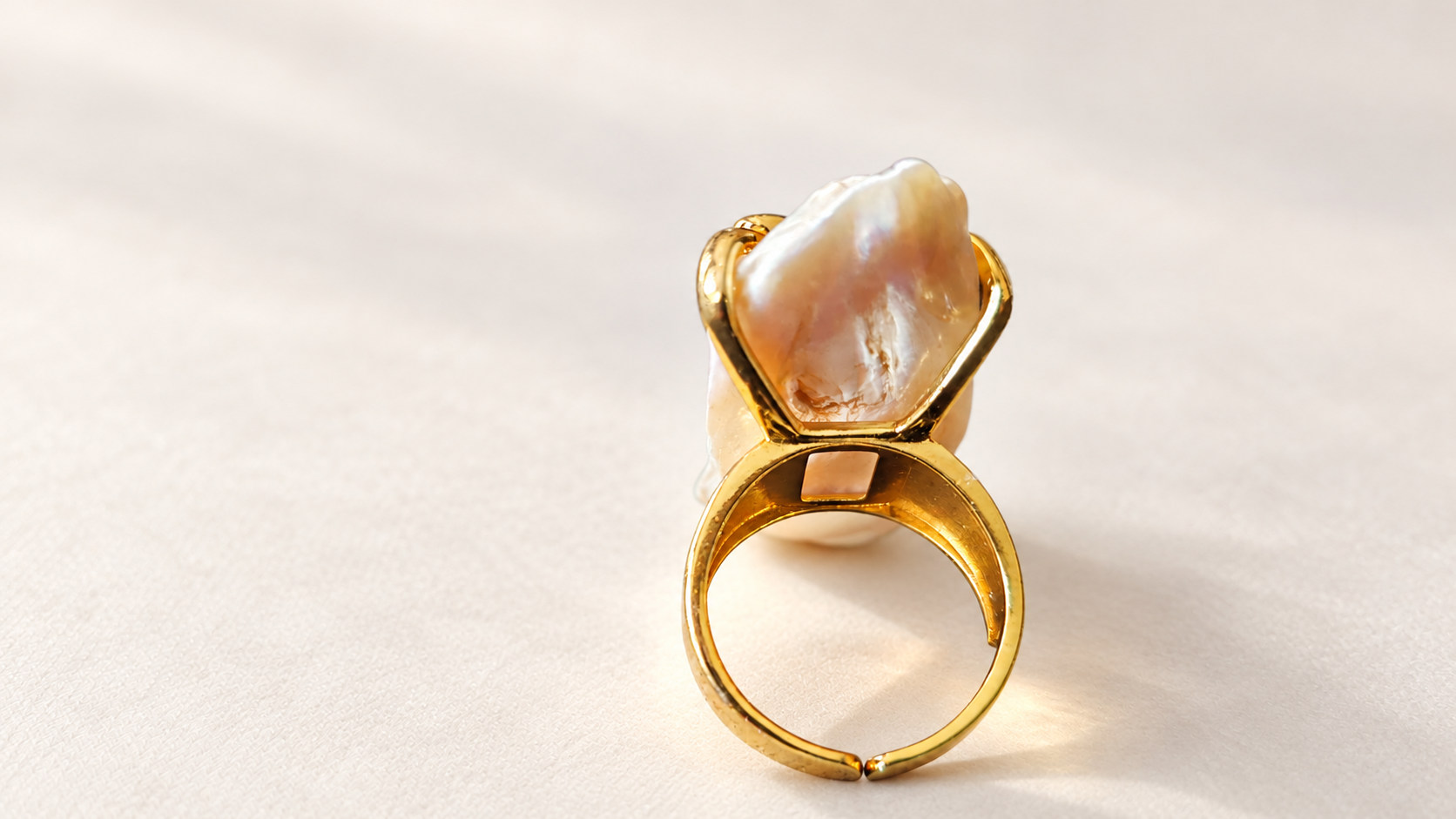 Bague Aurore Baroque aux Accents Rouges — Dos de la bague montrant l’anneau doré ouvert à la base, les supports courbes et l’arrière du motif aux nuances ivoire et miel.