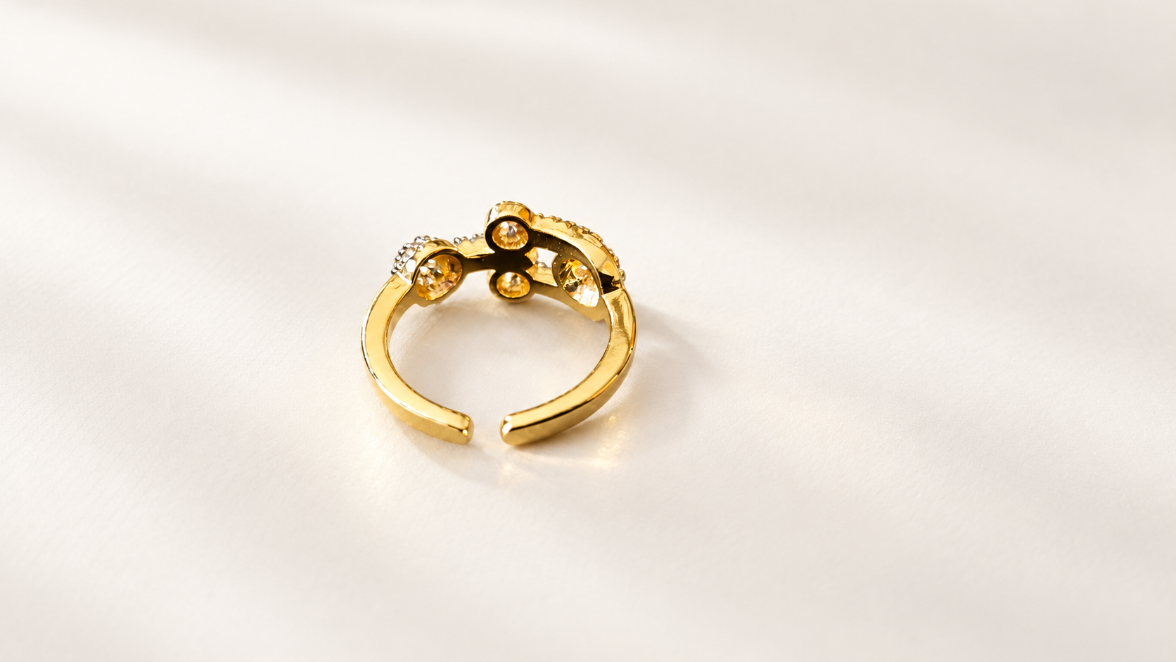 Bague Cadence Maillons Dorés — Intérieur de la bague dorée, montrant l’ouverture de l’anneau au premier plan et le revers creusé des formes rondes du décor.