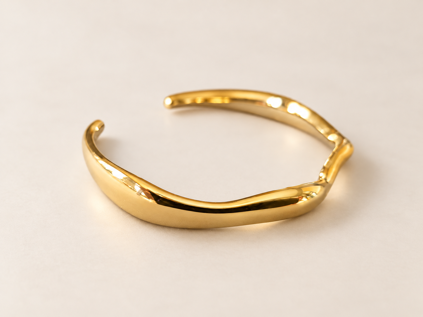 Bracelet Jonc Sillage Doré — Jonc doré vu de trois-quarts, partie large et lisse à l’avant, ouverture décalée vers la gauche.
